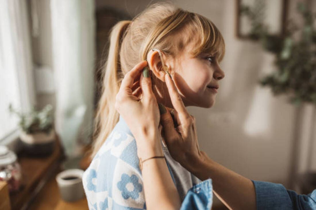 Los beneficios de los aparatos auditivos para niños: Cómo mejoran la comunicación y el desarrollo académico